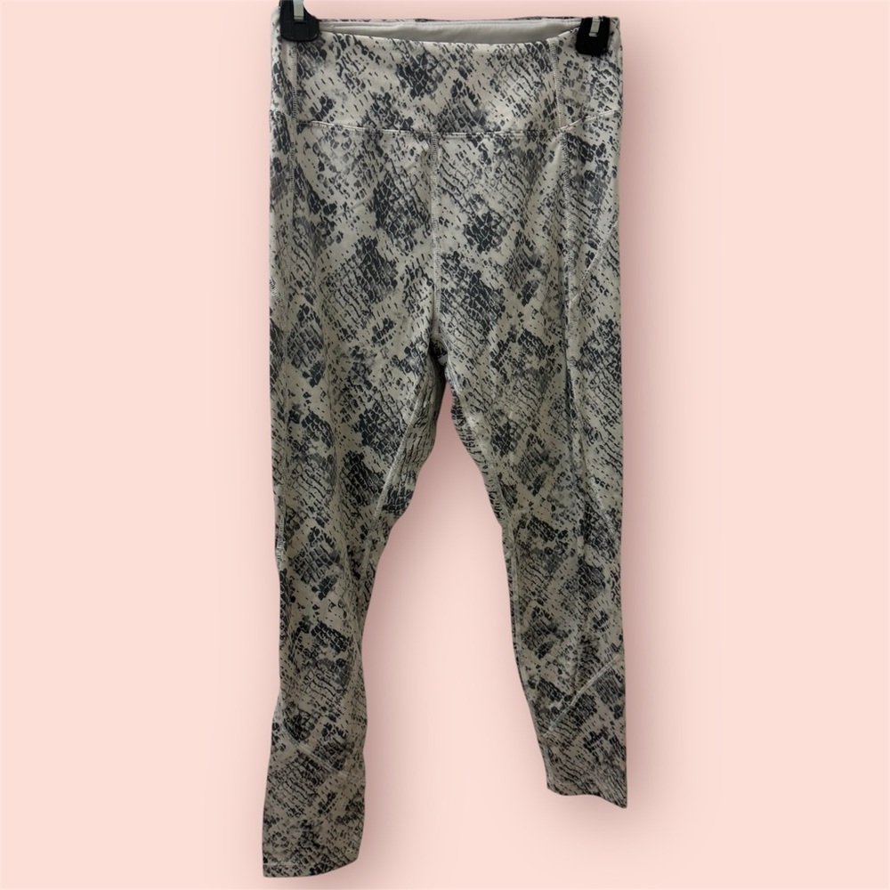 PINK Victoria's Secret Monochrome Snakeskin Leggings size medium